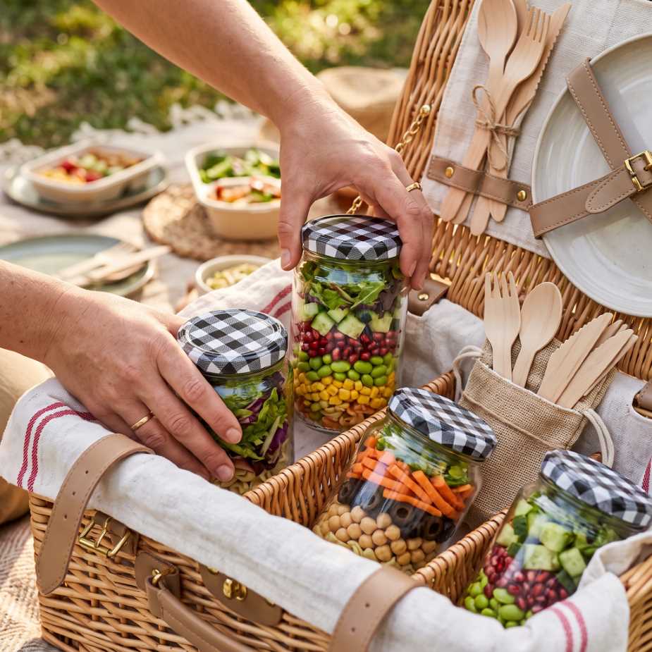 Sałatki na piknik w słoikach – warstwowe ułożenie składników